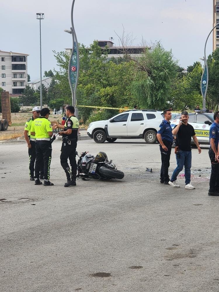 Muş’ta otomobil ile motosikletin çarpışması sonucu meydana gelen trafik kazasında