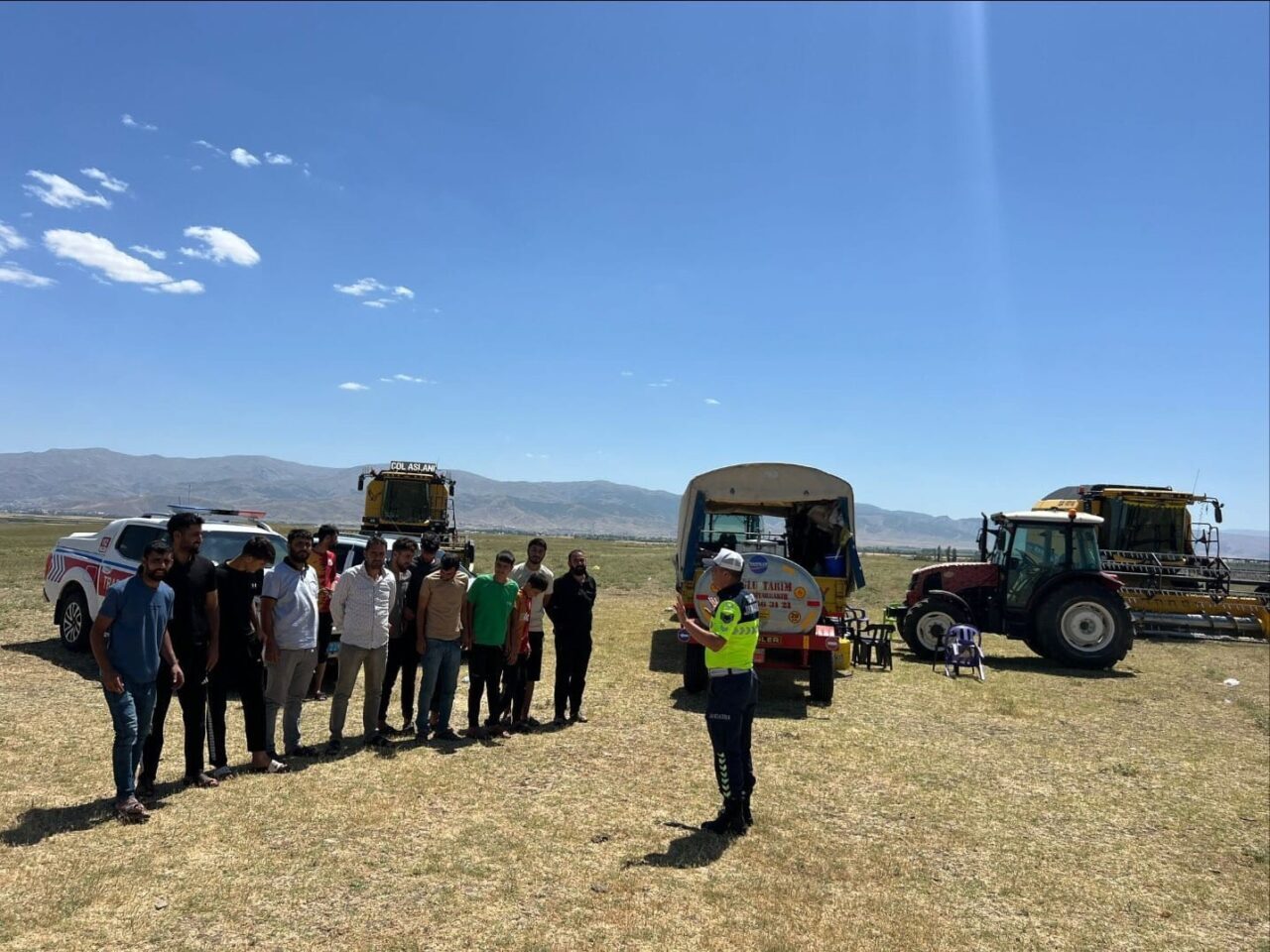 Muş İl Jandarma Komutanlığı, yaz mevsiminde trafikte artan tarım araçlarına