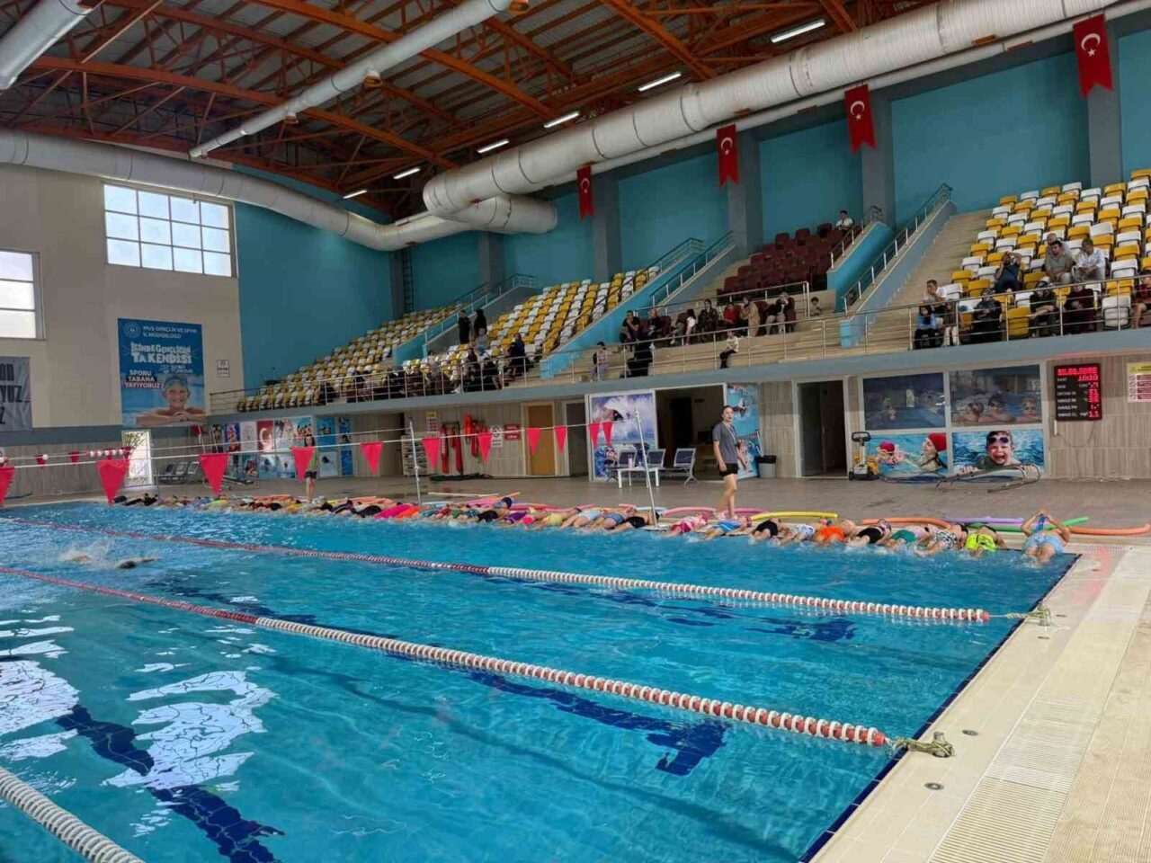 Muş’ta “Yüzme Bilmeyen Kalmasın” projesi kapsamında yüzme eğitimleri aralıksız devam