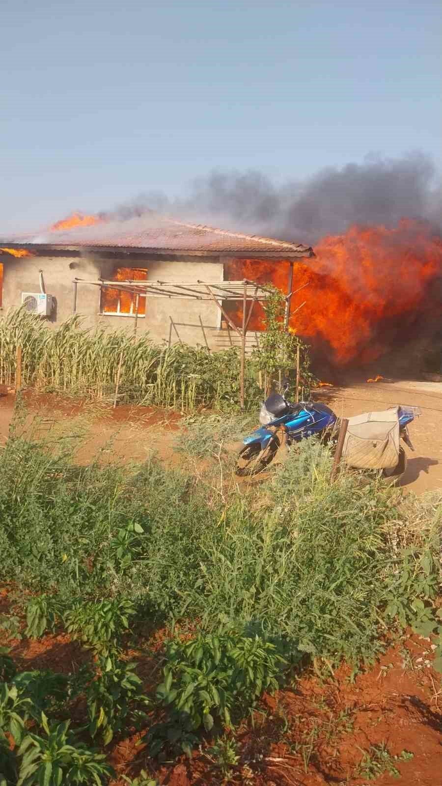 Hatay’da alevlere teslim olarak yanan müstakil ev kullanılmaz hale geldi.
