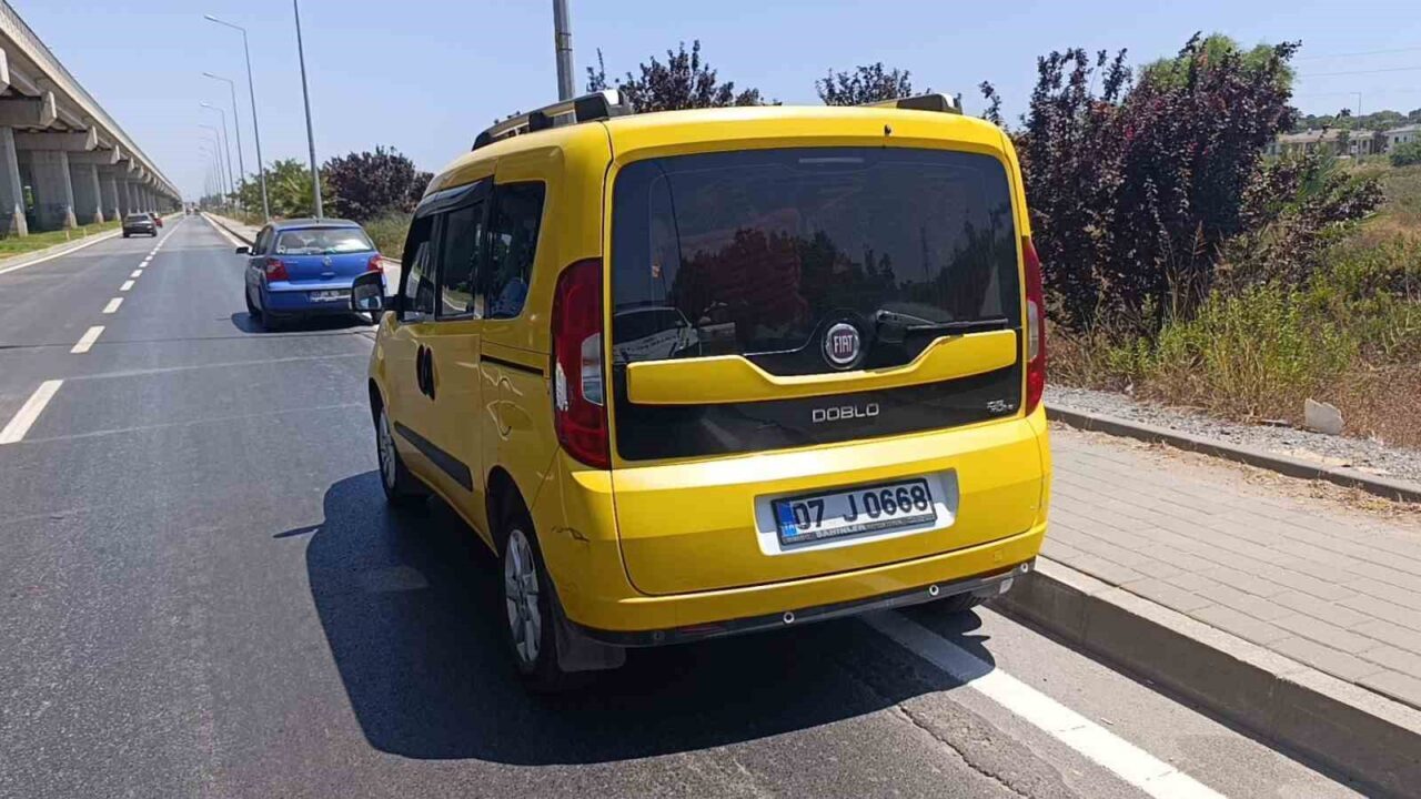 Manavgat’ta yol kenarındaki turisti almak için aniden duran ve geri