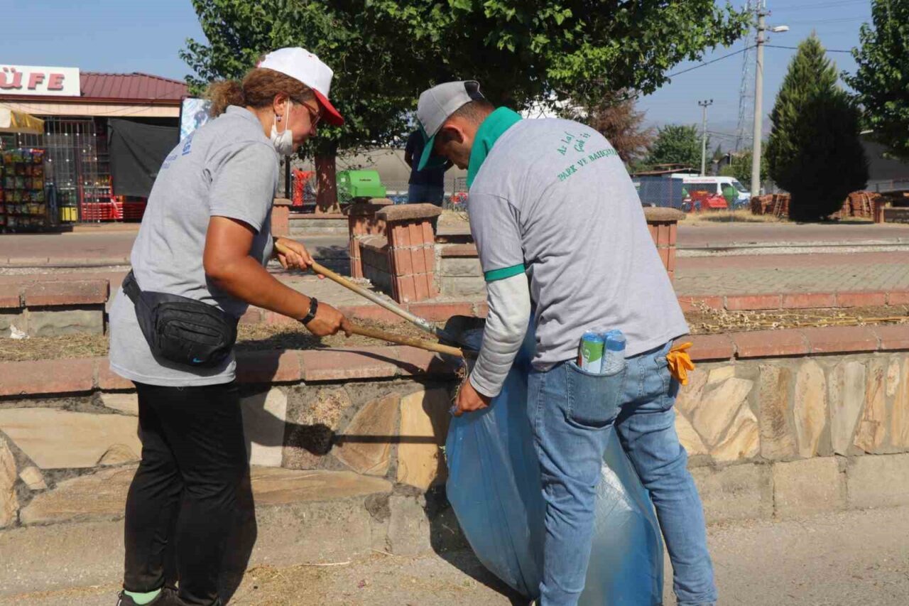 Nazilli Belediyesi Park ve Bahçeler Müdürlüğü ekipleri; sanayi bölgesindeki tarihi