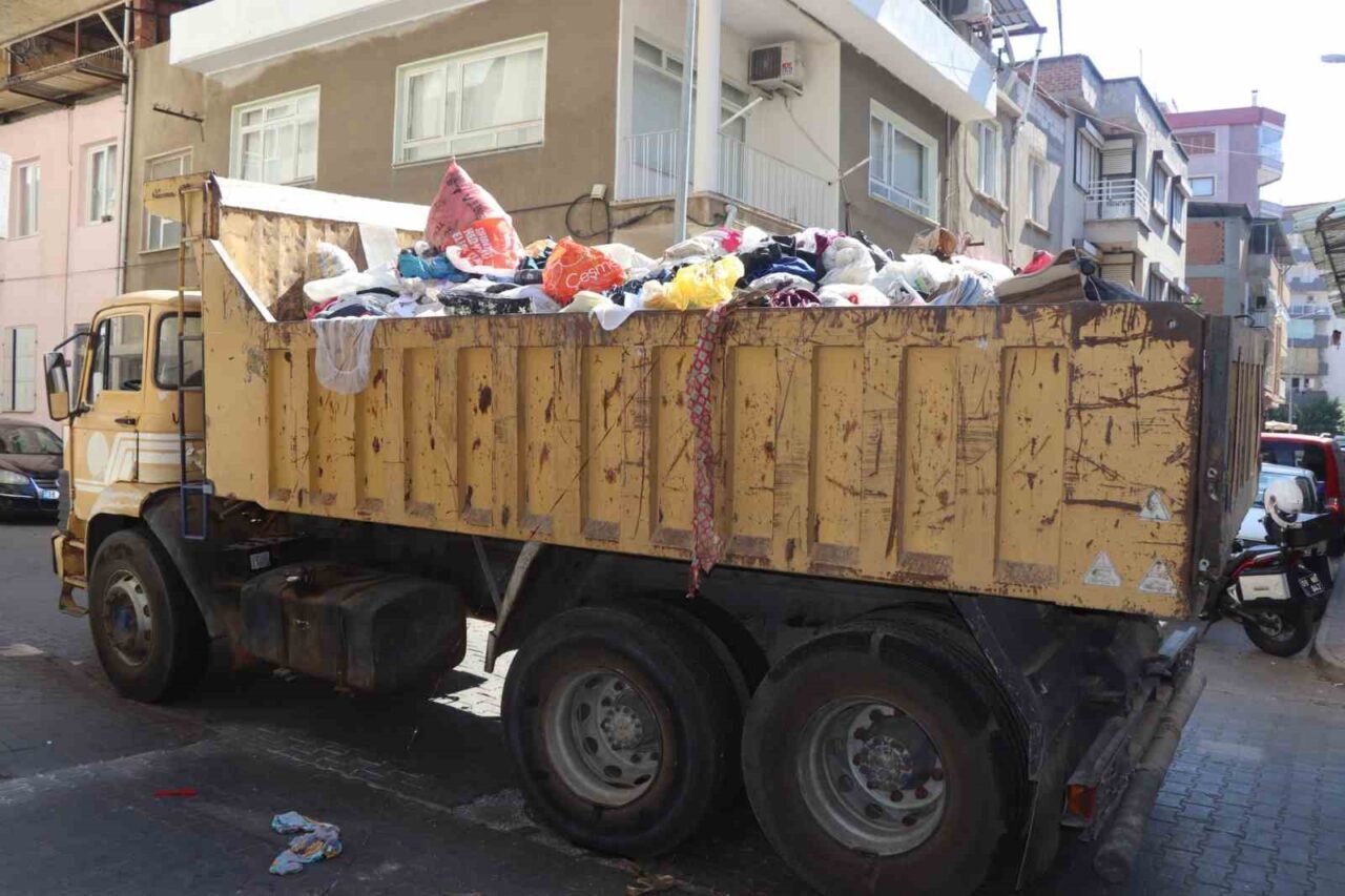 Aydın’ın Nazilli ilçesinde kötü koku yayılan bir eve gelen belediye