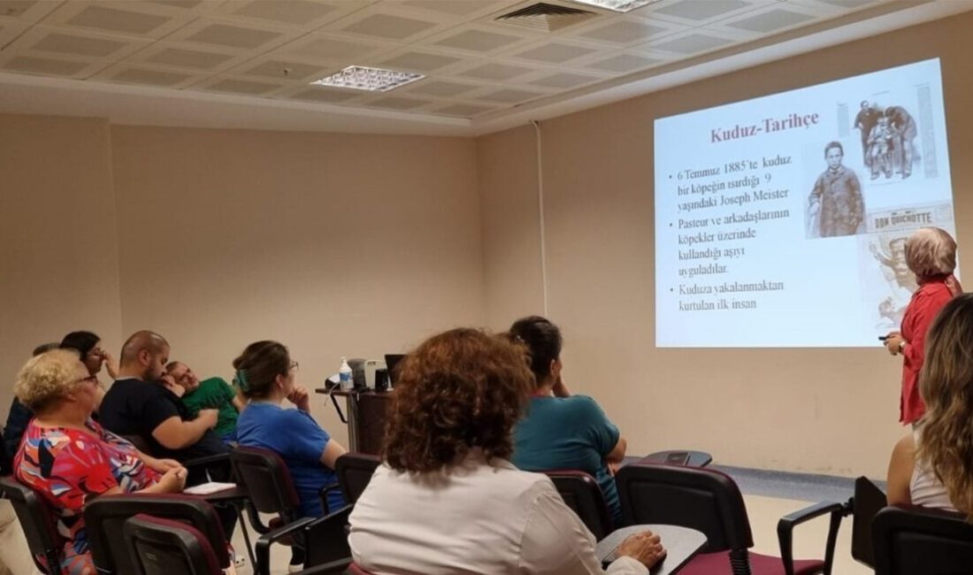 Nazilli Devlet Hastanesi’nde görevli acil servis hekimleri ve aşı birimi