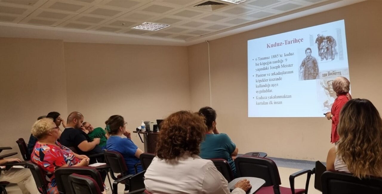 Nazilli Devlet Hastanesi’nde görevli acil servis hekimleri ve aşı birimi