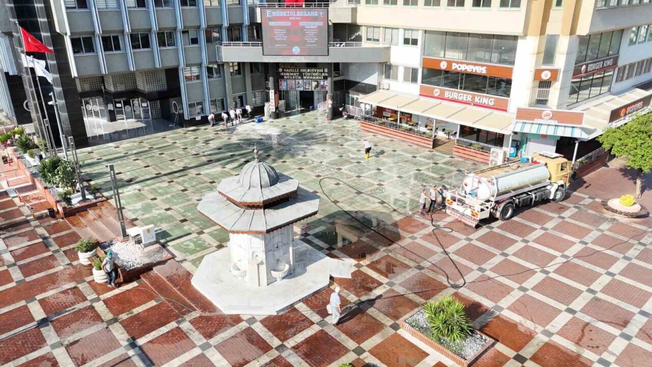 Nazilli Belediyesi Temizlik İşleri Müdürlüğü ekipleri, şehrin en işlek noktalarından