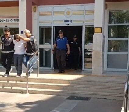 Aydın’ın Nazilli ilçesinde çeşitli suçlardan araması bulunan iki şüpheli polisin