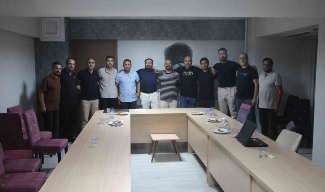 Nazillispor’un yeni yönetimi, taraftar grubu Alem Gençlik ile bir araya