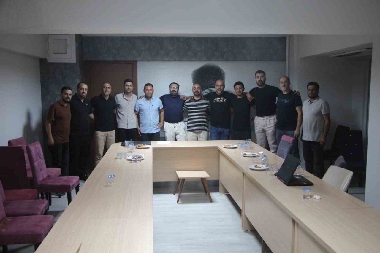 Nazillispor’un yeni yönetimi, taraftar grubu Alem Gençlik ile bir araya