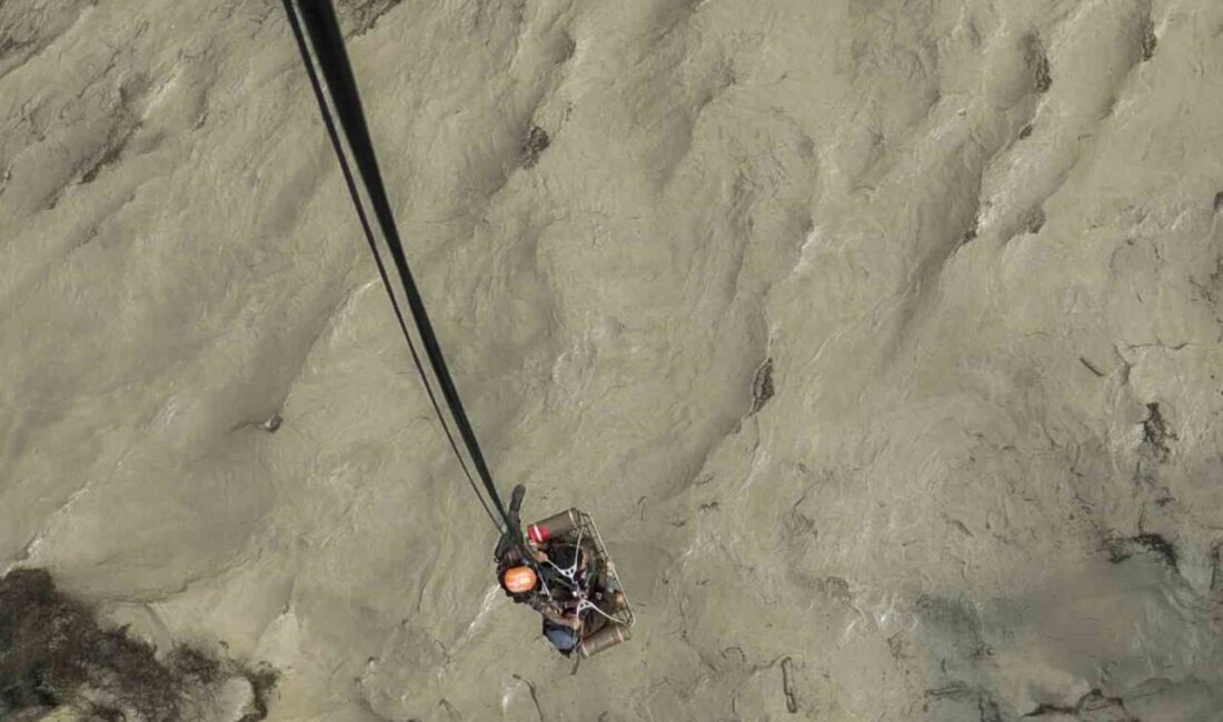 Çin ile Nepal arasındaki Himalaya dağlarındaki bir vadide şiddetli yağışların