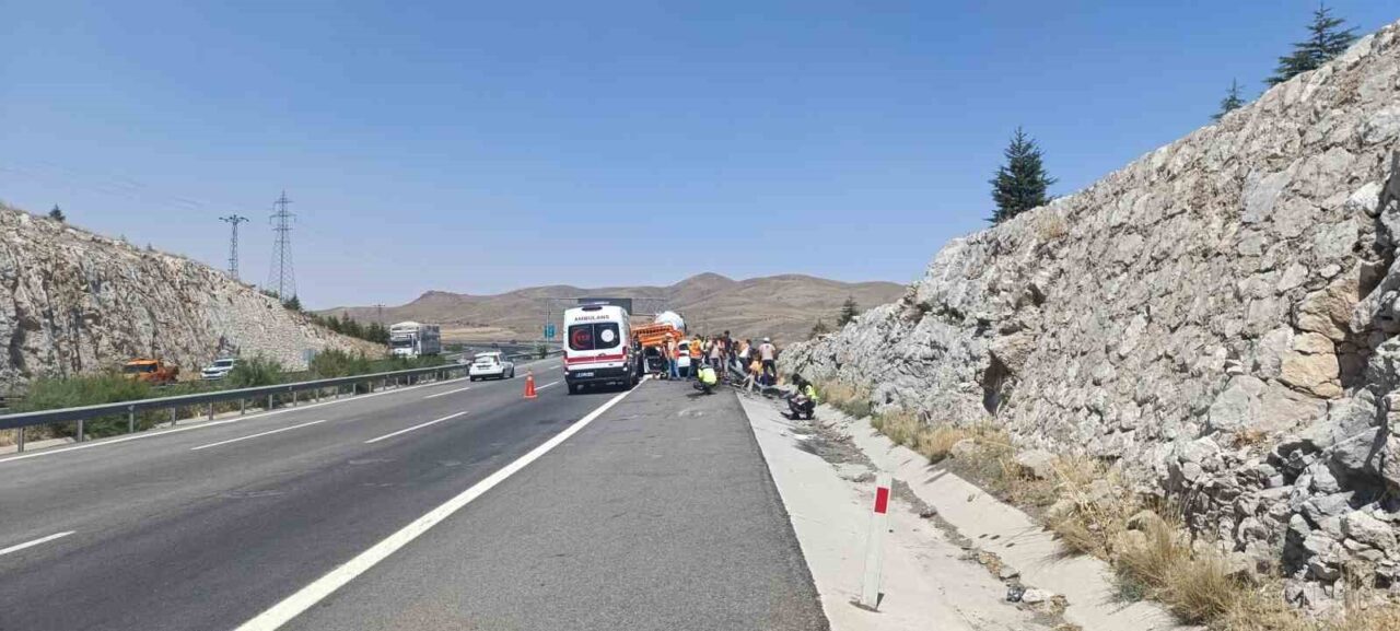 Niğde-Adana Otoyolu’nda meydana gelen trafik kazasında 2’si ağır 6 kişi