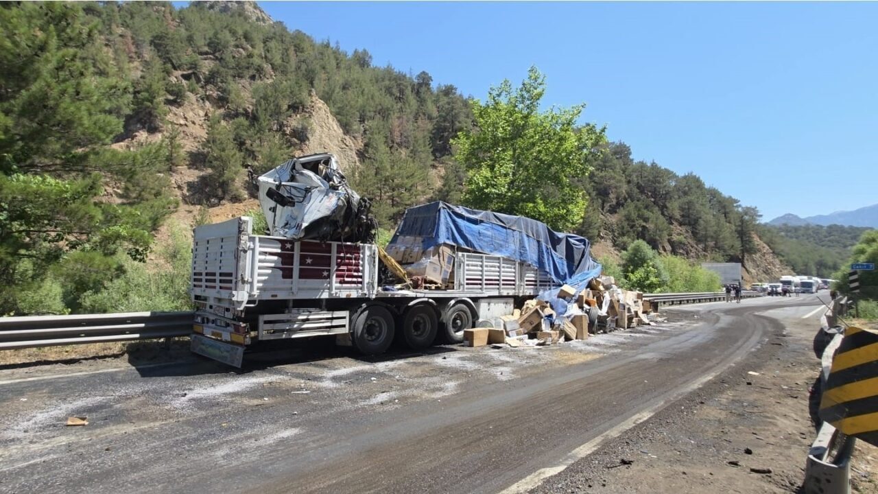 Niğde-Pozantı Karayolunda sabah saatlerinde 3 tırın karıştığı kazada 1 kişi