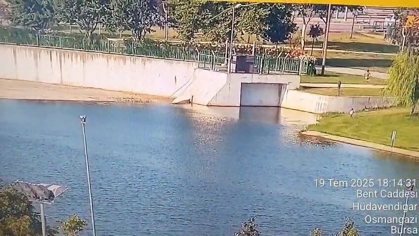Bursa’da sağa sola koşuştururken, parkın içerisinden geçen Nilüfer Çayına düşen