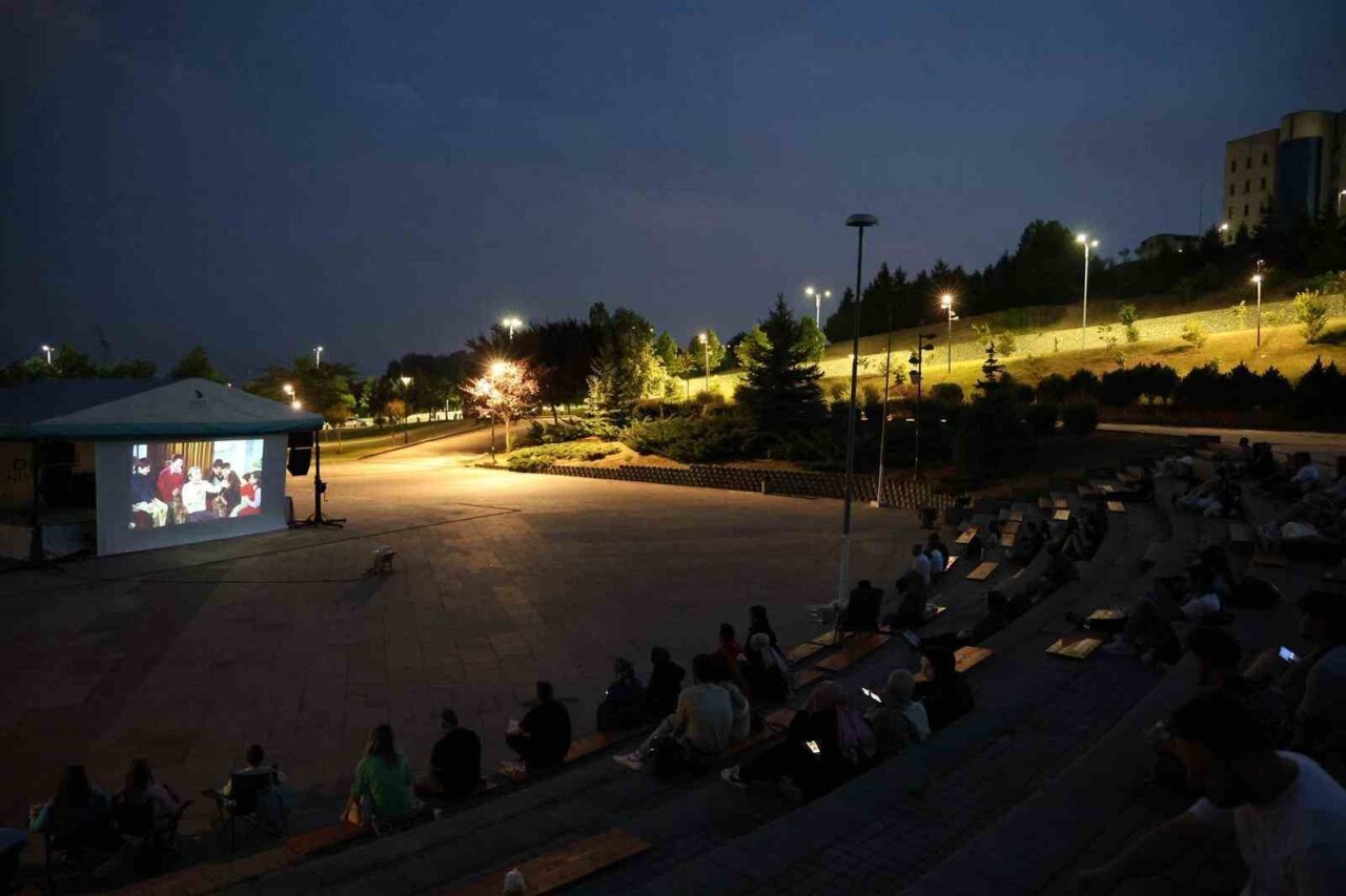 Düzce Üniversitesi, yaz akşamlarını açık hava sinema etkinlikleriyle renklendirmeyi sürdürüyor.