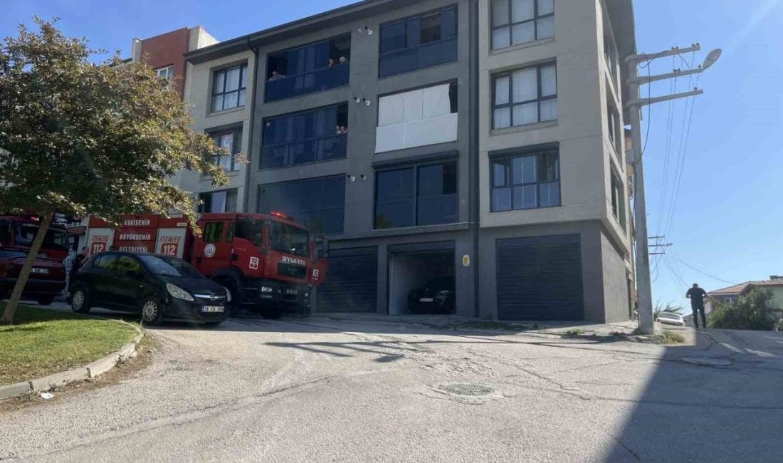 Eskişehir’de bir evde ocak üzerinde unutulan yemek yangına sebep olurken,