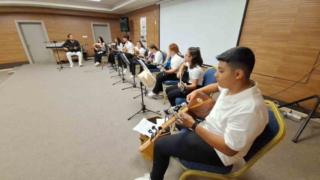 Şanlıurfa Büyükşehir Belediyesi Esentepe Gençlik Merkezinde eğitim alan müzik kursu