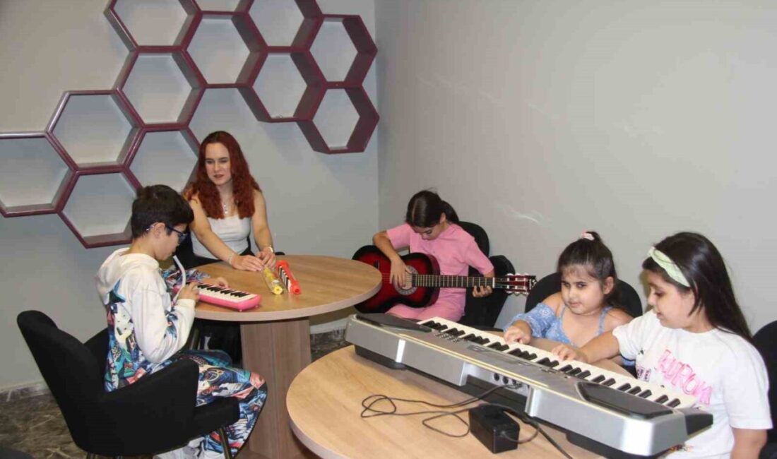 Gaziantep’te görme engelli müzik öğretmeni, kendisi gibi görme engelli olan