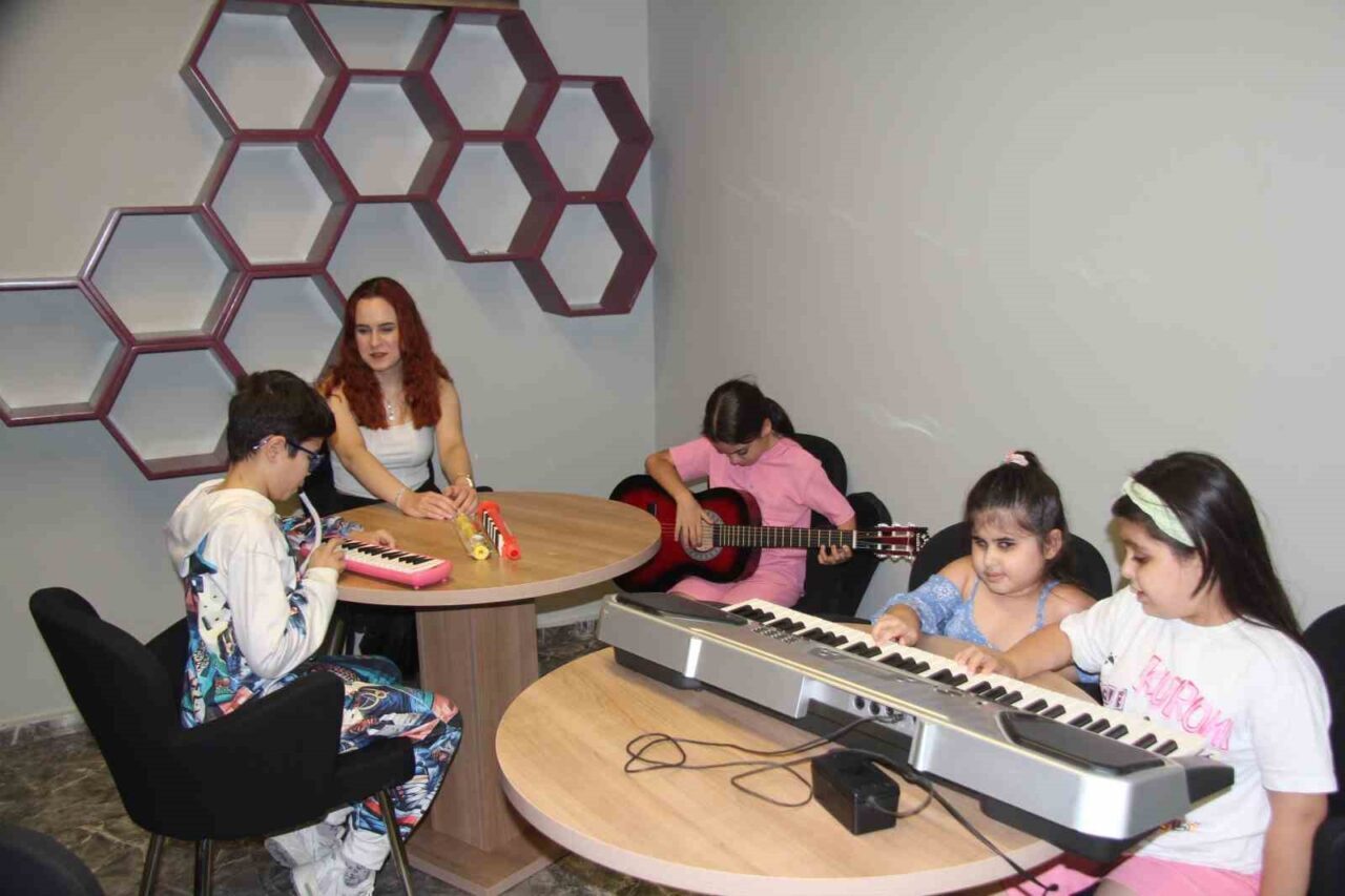 Gaziantep’te görme engelli müzik öğretmeni, kendisi gibi görme engelli olan