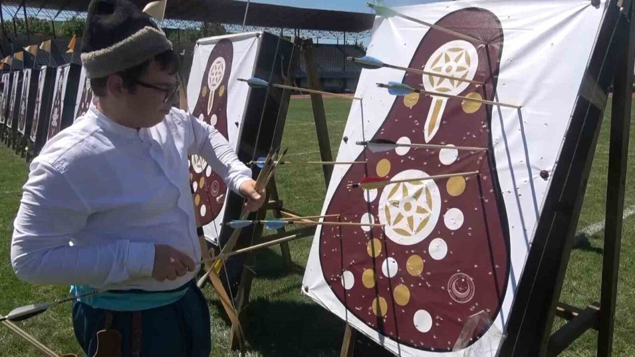Türkiye Geleneksel Türk Okçuluk Federasyonu Yönetim Kurulu Üyesi Kenan Özcan,