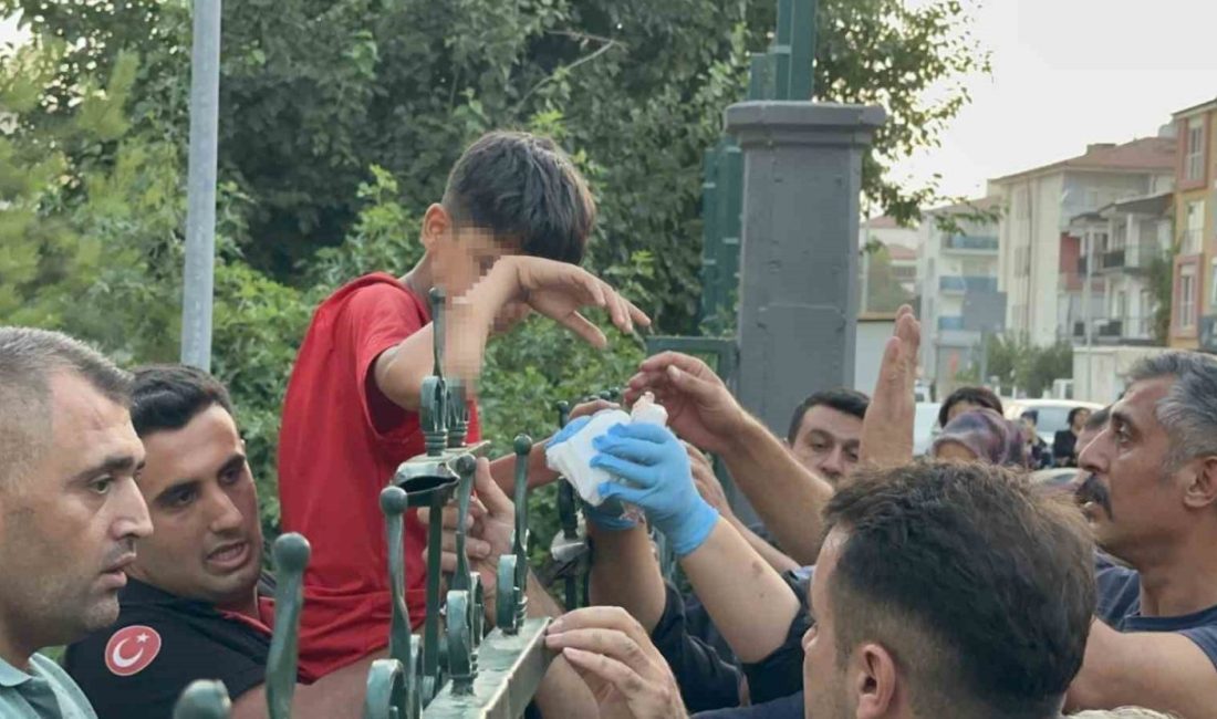 Malatya’da top oynamak için okul bahçesine girmeye çalışan çocuk, demir