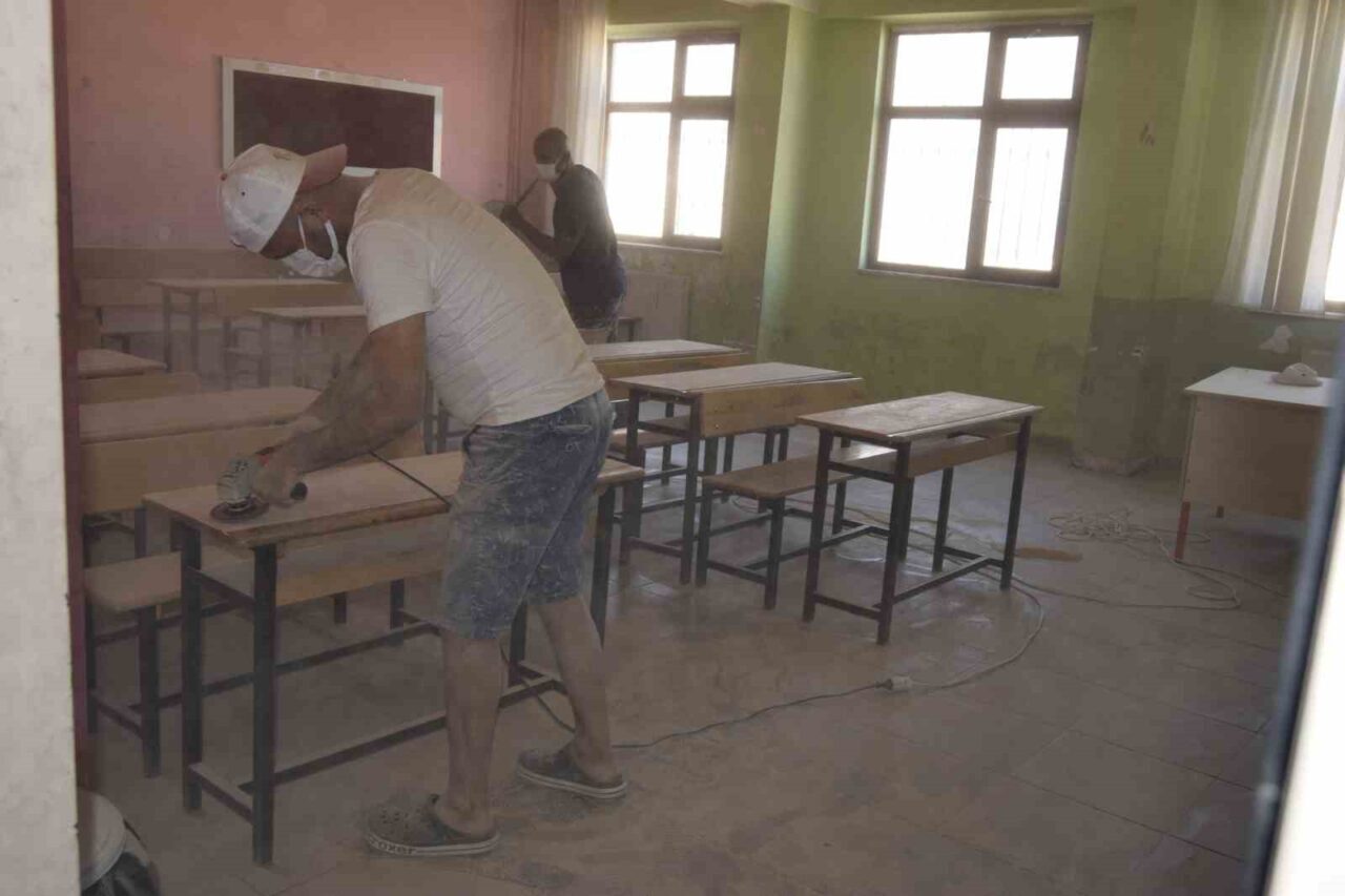 Diyarbakır’ın Eğil ilçesinde bulunan Alpaslan Anadolu Lisesinde müdür başyardımcısı Kayhan