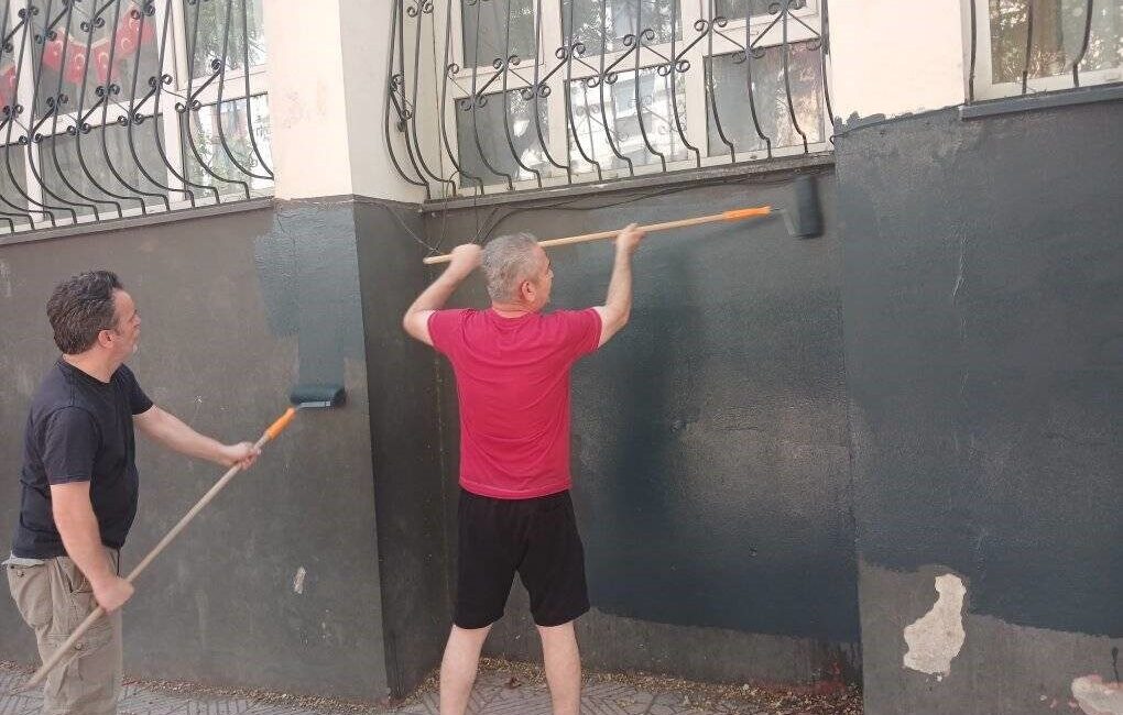 Manisa’nın Yunusemre ilçesindeki Halil Yurtseven İlkokulu’nda idareciler, öğretmenler ve veliler,