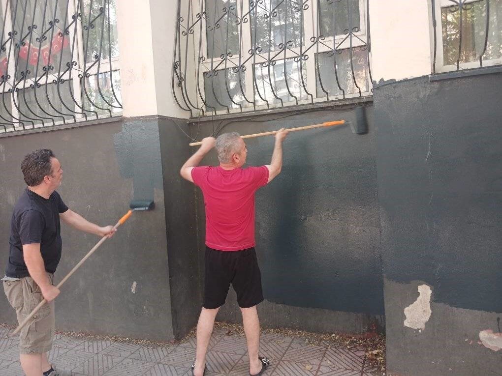 Manisa’nın Yunusemre ilçesindeki Halil Yurtseven İlkokulu’nda idareciler, öğretmenler ve veliler,