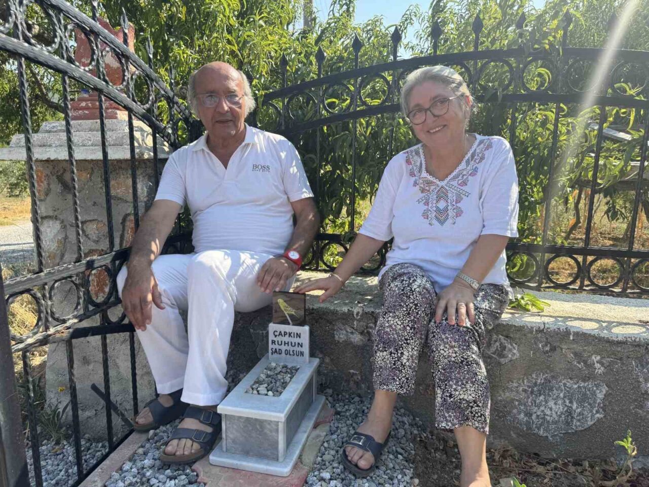 Antalya’da yaşayan Çelik ailesi 6 yıldır besledikleri muhabbet kuşu telef