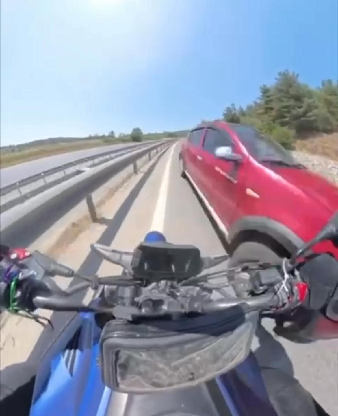 Bursa İstanbul karayolunda sol şeritte hızla ilerleyen motosikletli, ters yönden