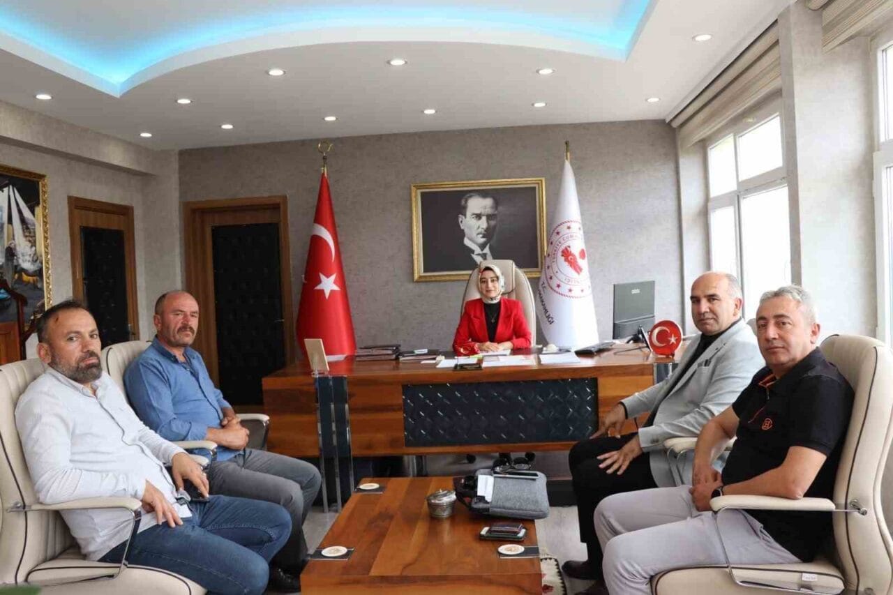 Olur ilçesinde ziyaretçilerini kabul eden Kaymakam Semanur Kalkan, Ormanağzı Mahallesi’nden