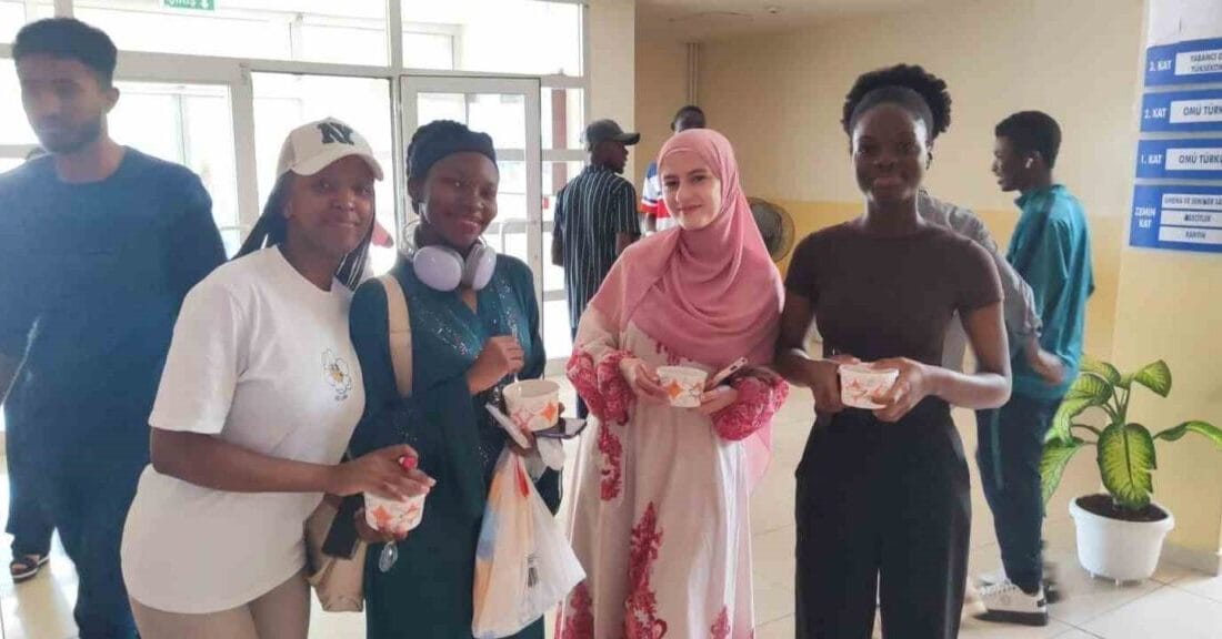 Muharrem ayının manevi atmosferi Ondokuz Mayıs Üniversitesi’nde (OMÜ) aşure ikramıyla