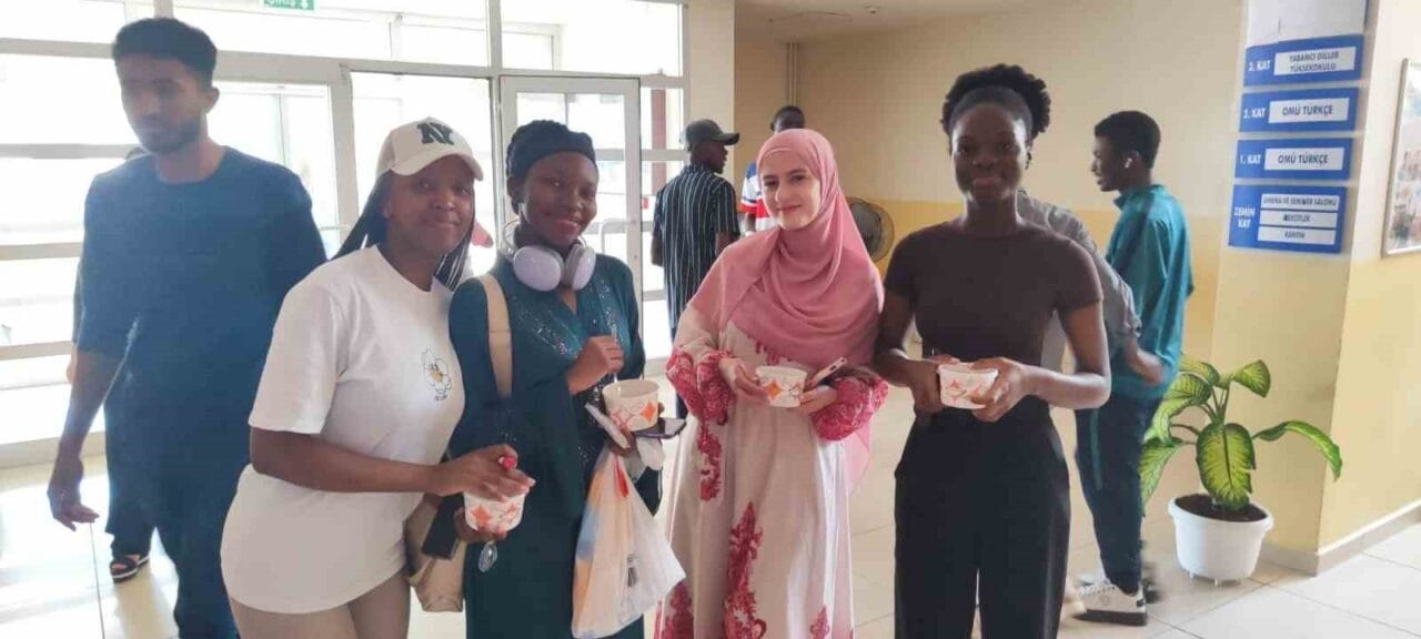 Muharrem ayının manevi atmosferi Ondokuz Mayıs Üniversitesi’nde (OMÜ) aşure ikramıyla