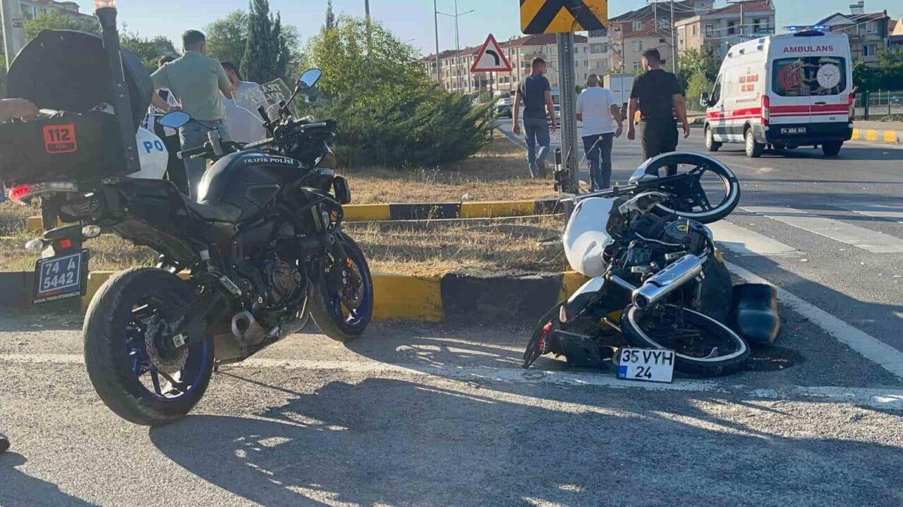 Bartın’da sürücüsünün direksiyon hakimiyetini kaybettiği motosiklet, önce otomobile sonra refüje