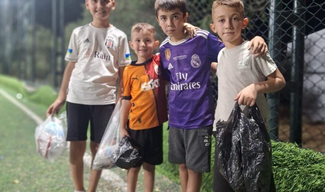 Sarıgöl’de halı sahaya gelen minik sporcular, maç öncesi çöpleri toplayarak