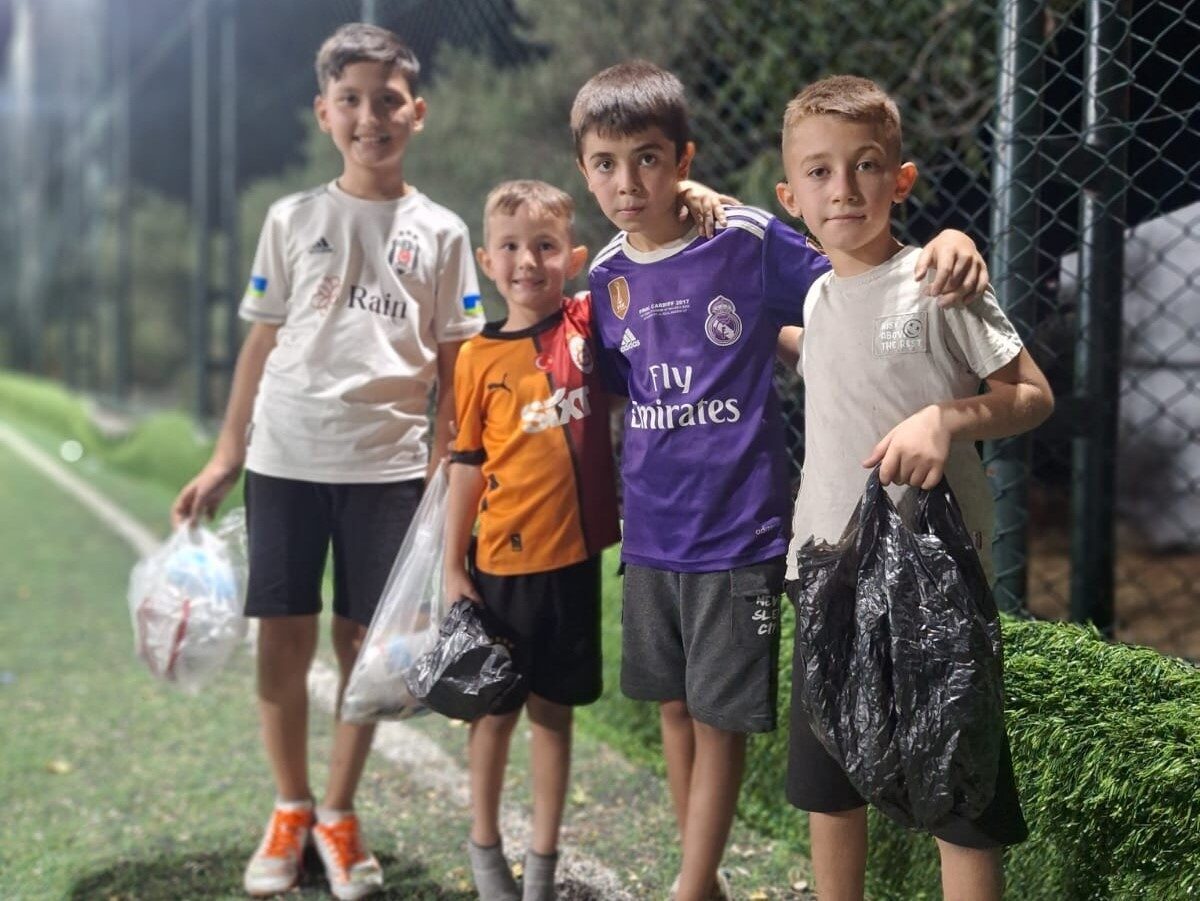 Sarıgöl’de halı sahaya gelen minik sporcular, maç öncesi çöpleri toplayarak