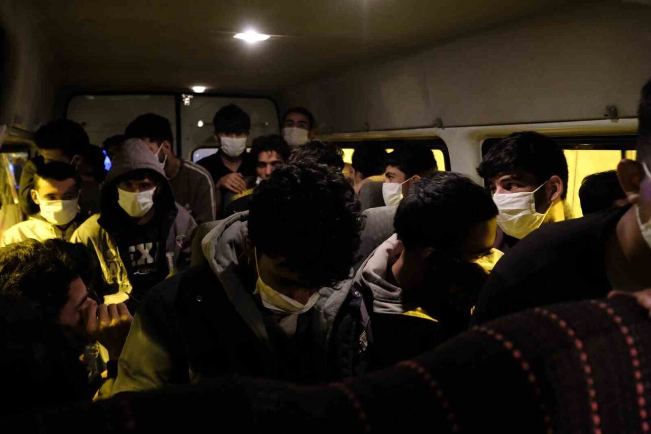 Erzincan-Erzurum kara yolu Akyazı polis kontrol noktasında 24 Afganistan uyruklu