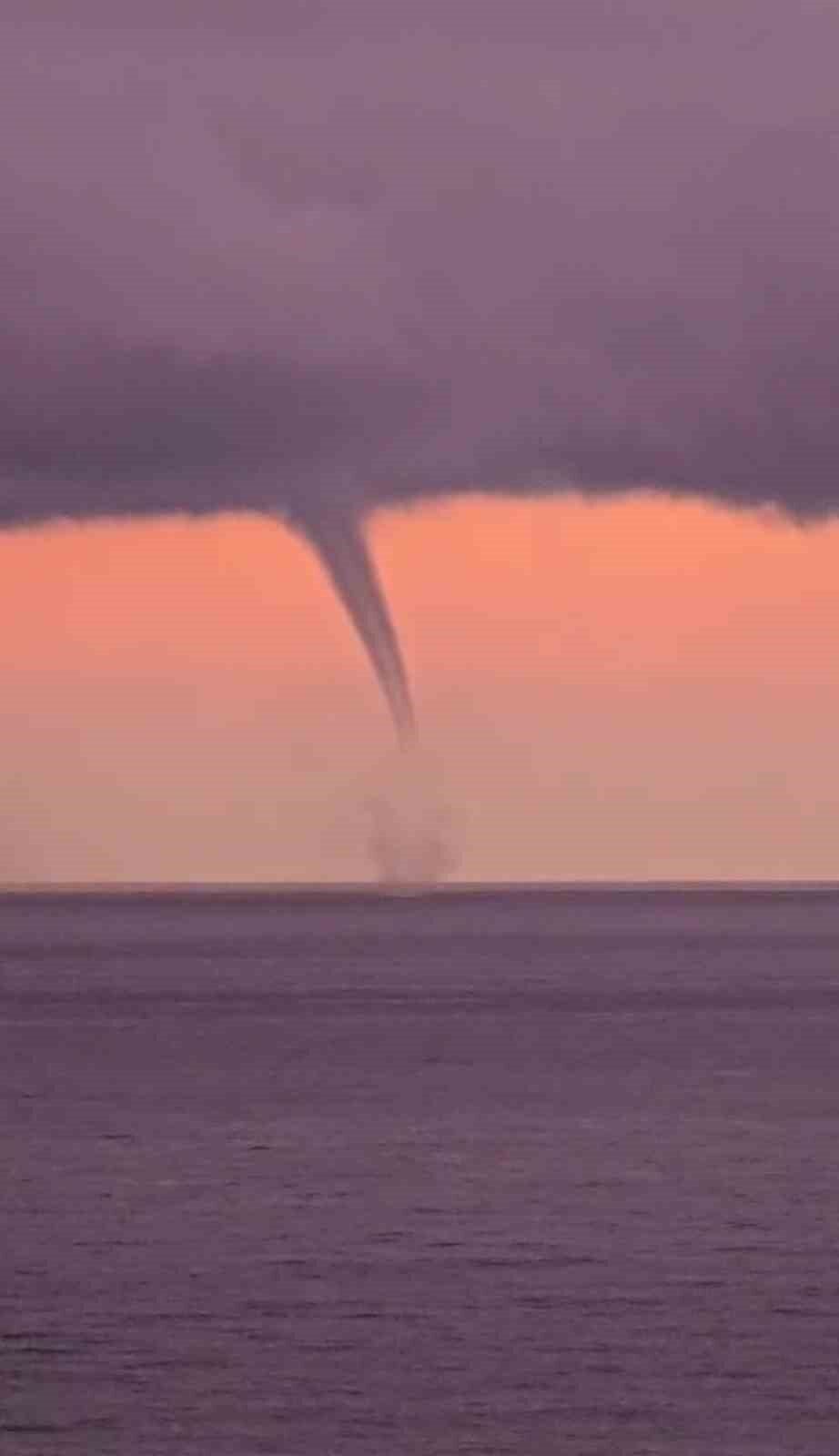 Ordu’nun Perşembe ilçesinde Karadeniz açıklarında oluşan hortum, vatandaşlar tarafından cep