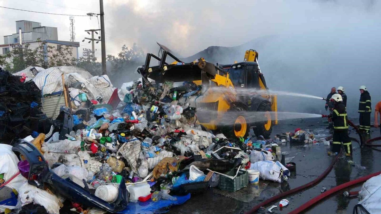 Ordu’da bir geri dönüşüm tesisinde çıkan yangın, ekiplerin yaklaşık 3,5