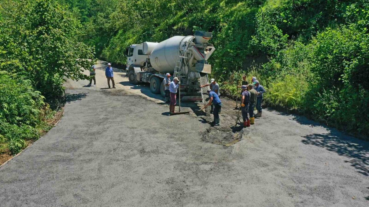 Ordu Büyükşehir Belediyesi tarafından mahalle ve grup yollarında beton yol