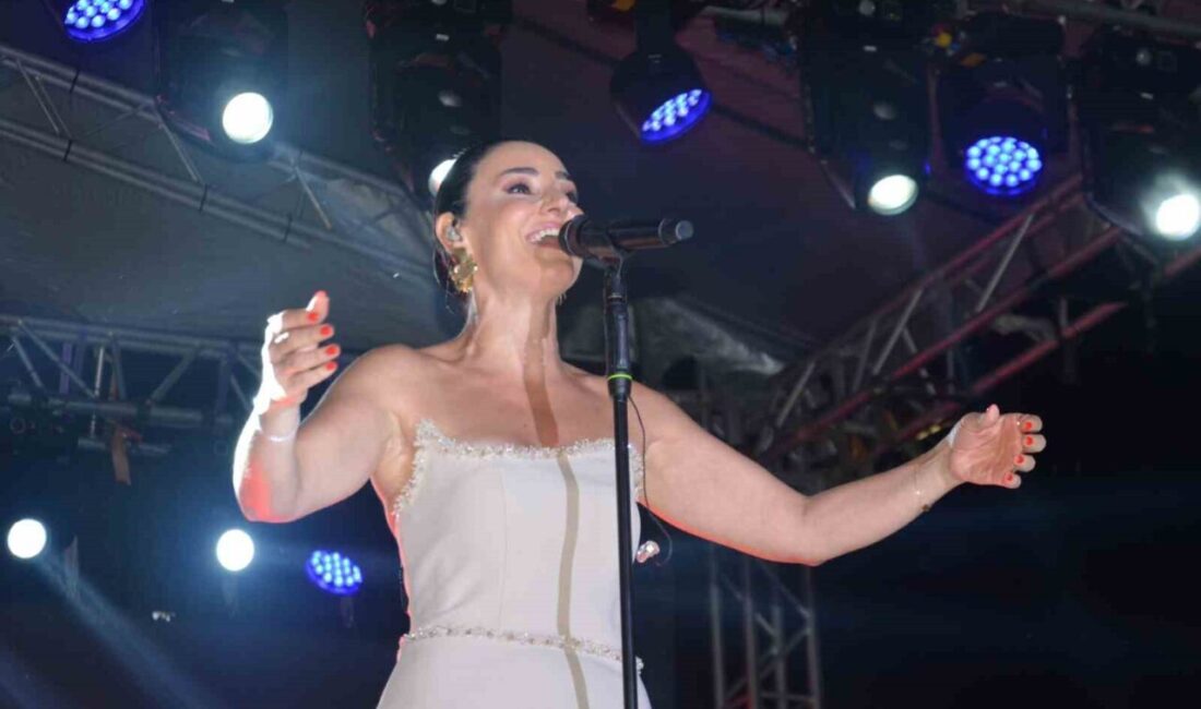 Ordu’nun Ünye ilçesinde Türk Halk Müziği Sanatçısı Sevcan Orhan rüzgarı