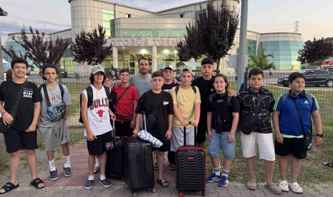 Ordu’nun Ünye ilçesinden 12 öğrenci, Mersin’de düzenlenen Mehmet Akif Ersoy