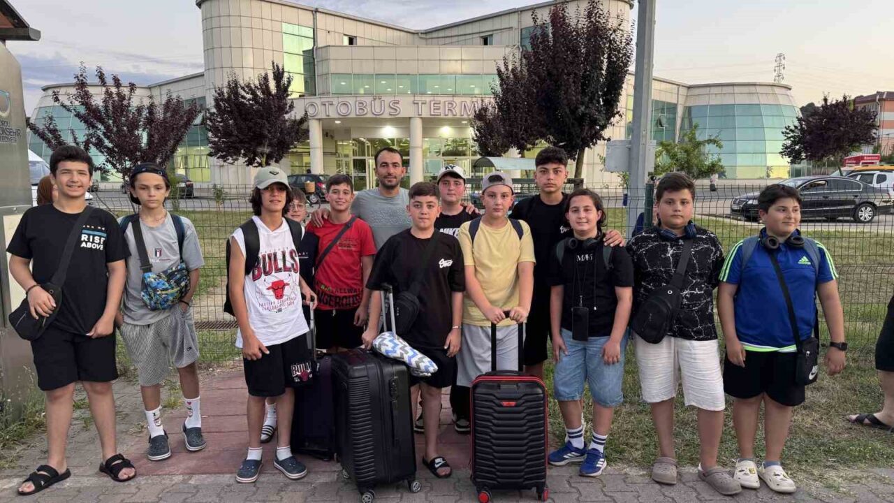 Ordu’nun Ünye ilçesinden 12 öğrenci, Mersin’de düzenlenen Mehmet Akif Ersoy