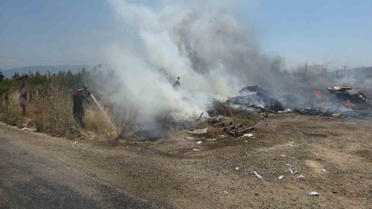 Bursa’nın Orhangazi ilçesinde molozların döküldüğü alanda başlayıp çalılık alana sıçrayan