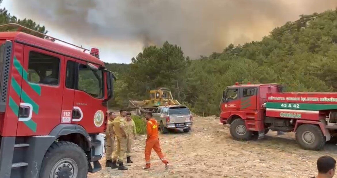 Eskişehir’in Seyitgazi ilçesinde çıkan orman yangınına müdahale eden ekibin içinde