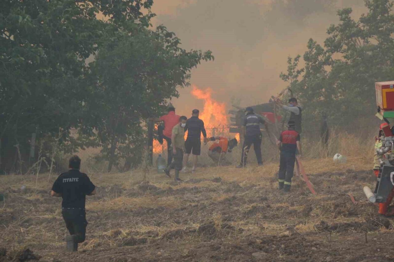 Karabük’te rüzgarın etkisiyle yerleşim yerlerine doğru ilerleyen orman yangınına karşı