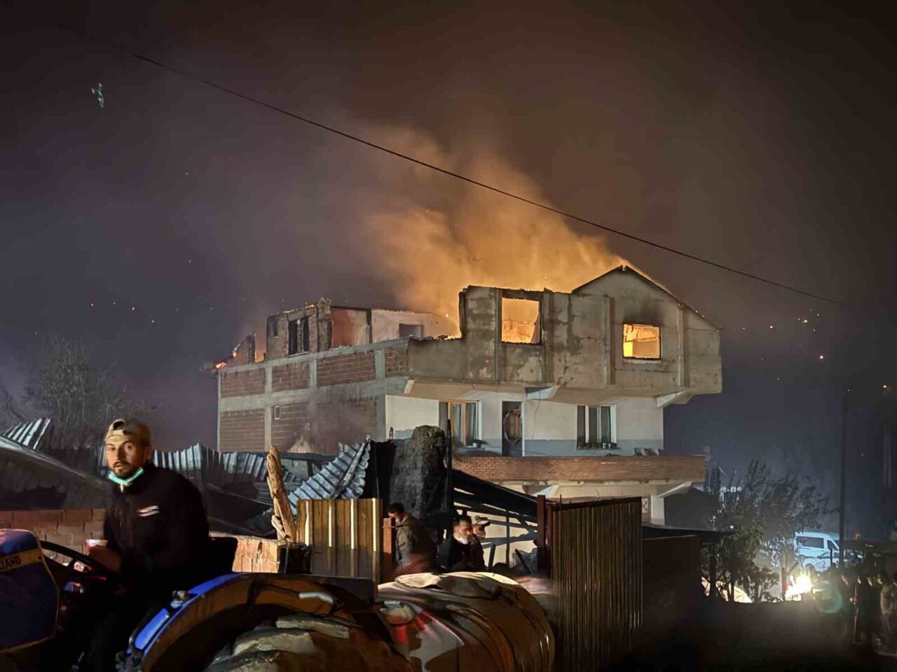 Sakarya’nın Geyve ilçesindeki ormanlık alanda başlayan ve mahalleye sıçrayan yangında