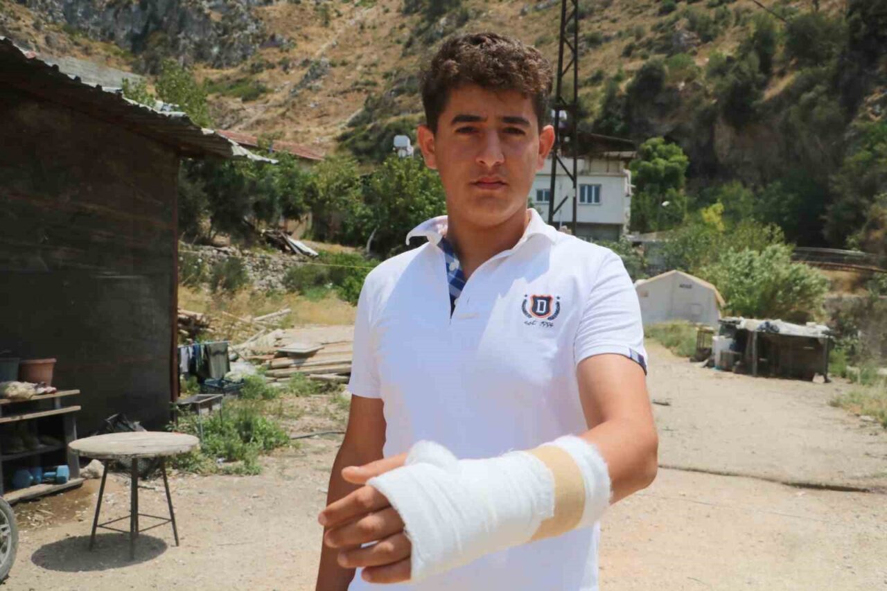 Hatay’da ormanlık alanda çıkan yangında alevler evine sıçramasın diye müdahale