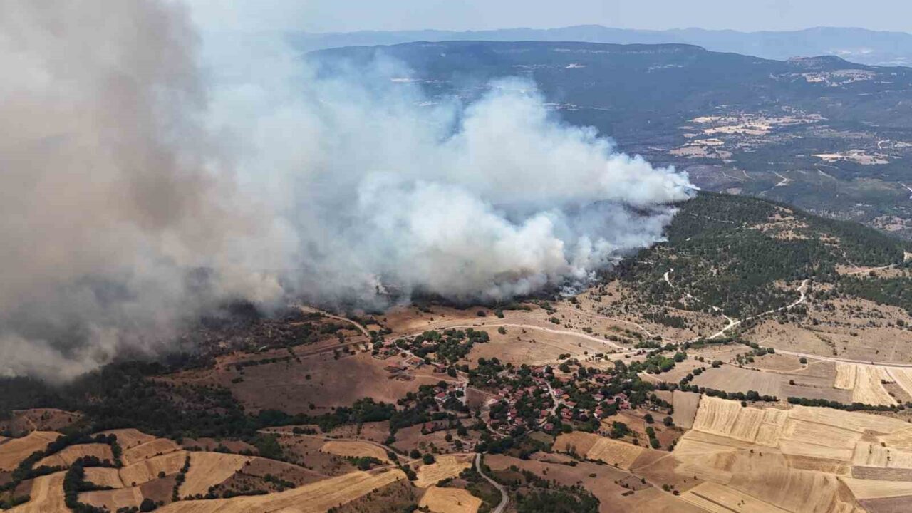 Karabük’ün Ovacık ilçesinde rüzgârın etkisiyle büyüyen orman yangını köydeki yerleşim
