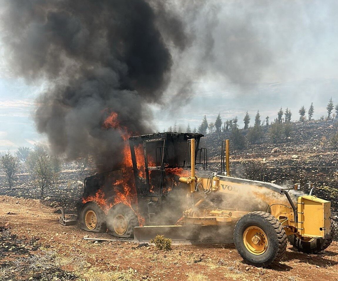 Adıyaman’ın Gölbaşı ilçesinde meydana gelen orman yangınının iş makinesine sıçraması