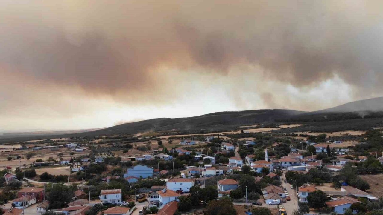 Tekirdağ’ın Şarköy ilçesinde devam eden orman yangını 26. saatine girerken,